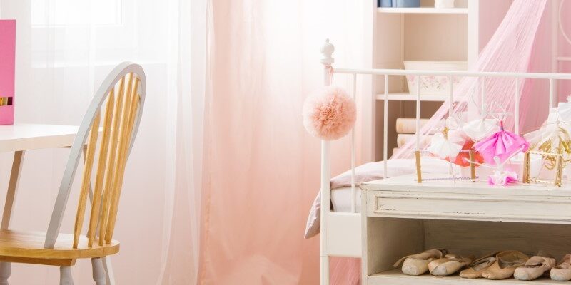 Un père ingénieux crée un lit pour sa fille avec des armoires Ikea comme base